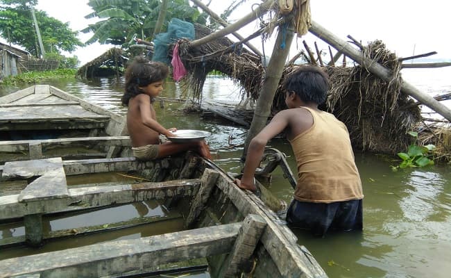 Saharsa News: सरस्वती पूजा के मौके पर बार डांसरों से लगवाये ठुमके, जोश में दागी गयी गोली से युवक जख्मी