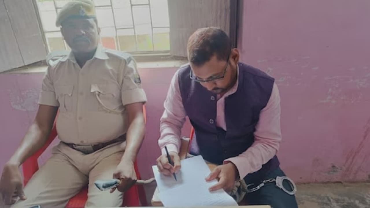 बिहार: हाथ में हथकड़ी-बगल में बैठी पुलिस, ऐसे कृषि विभागीय डीलर परीक्षा देने पहुंचा कृष्णा, जानें कारण