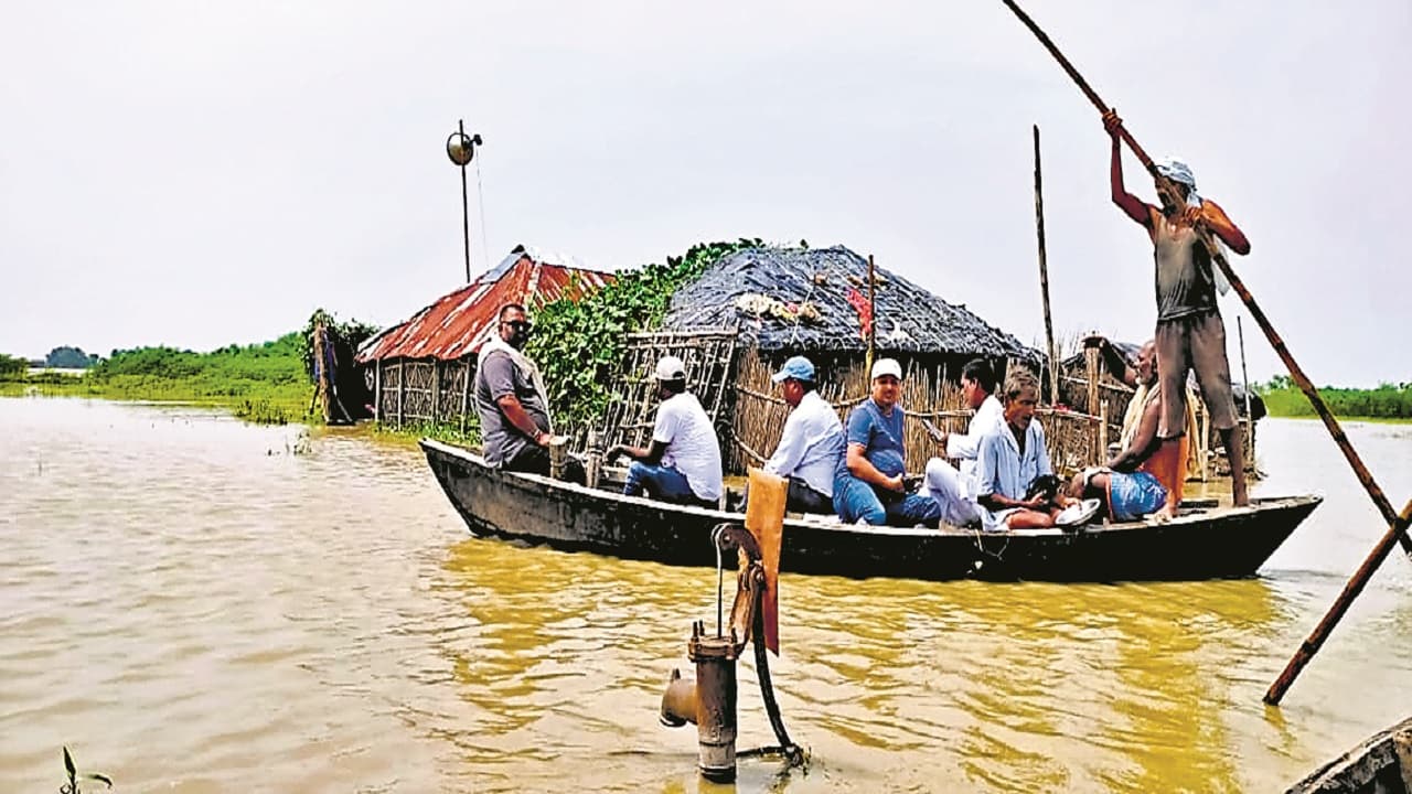 बिहार: 15 नदियों ने लाल निशान को किया पार, हर घंटे डेढ़ सेंटीमीटर बढ़ रहा गंगा का जलस्तर, दहशत में ग्रामीण