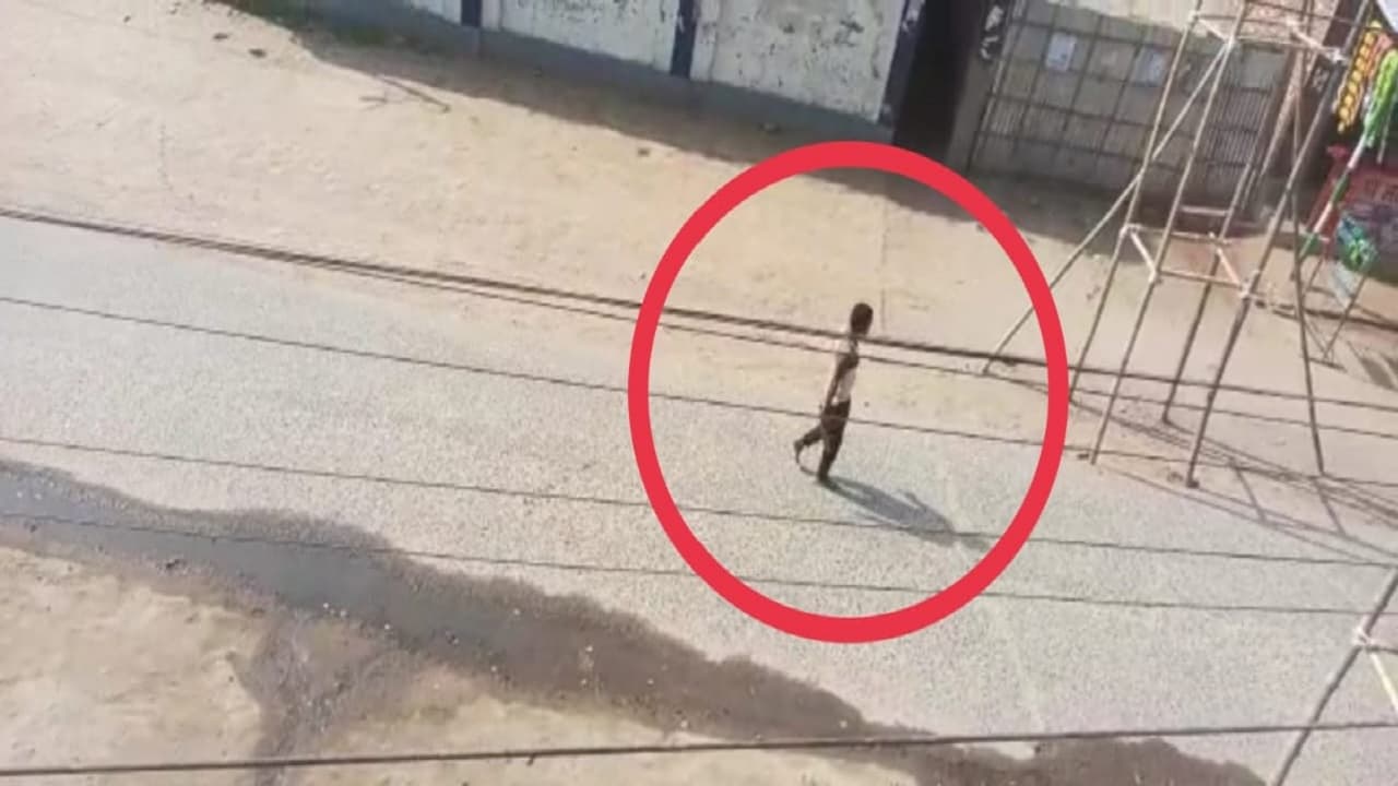 बिहार: सड़क पर जो मिला उसपर दबिया से करता गया हमला, सहरसा में सिरफिरे को रस्सी का फंदा बनाकर पकड़ा गया