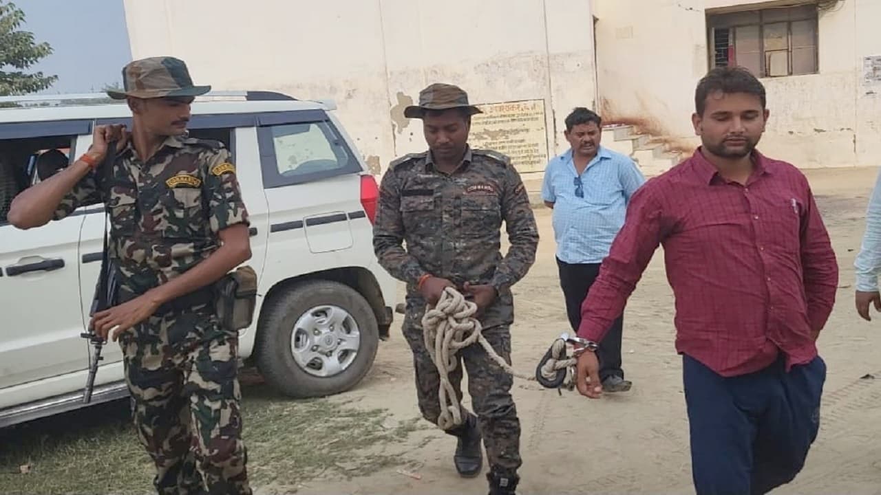 बिहार: सिपाही भर्ती धांधली में जेल में बंद युवक भी बना शिक्षक, हथकड़ी लगाकर निकला और लिया नियुक्ति पत्र..