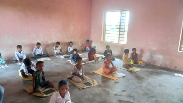 बिहार में जमीन पर बैठकर अब नहीं पढ़ेंगे बच्चे, सरकारी स्कूलों को मिली फर्नीचर खरीदने की हिदायत