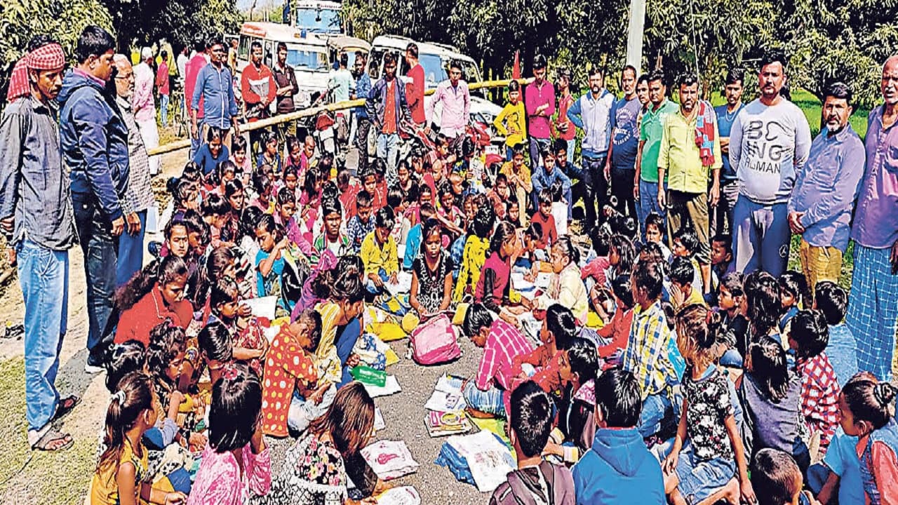Bihar: दबंगों ने बंद किया स्कूल का रास्ता तो बीच सड़क लगी बच्चों की पाठशाला, आनन-फानन में पहुंची पुलिस