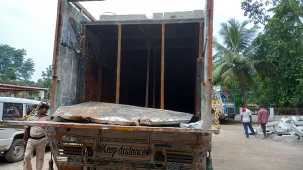 नशा मुक्ति दिवस को तस्करों ने दिखाया ठेंगा, मुजफ्फरपुर में ट्रक से 2385 लीटर शराब बरामद