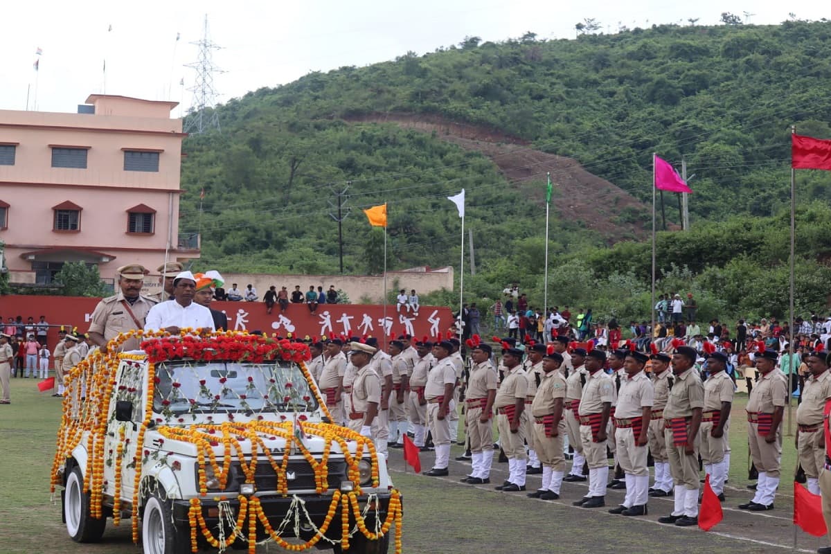 Independence Day 2022:झारखंड के मंत्री आलमगीर आलम ने फहराया तिरंगा, गिनायीं गांवों के विकास की उपलब्धियां