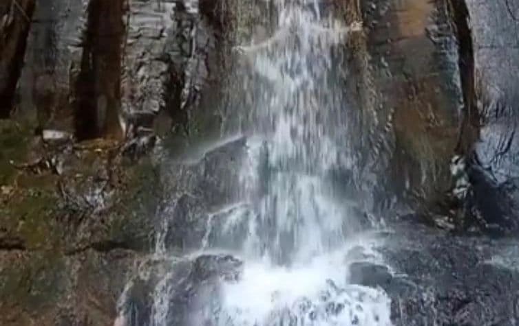 पर्यटकों का मन मोह लेता है साहिबगंज का बड़ी झरना, पानी की ये है खासियत, युवा लेते हैं ट्रैकिंग का आनंद