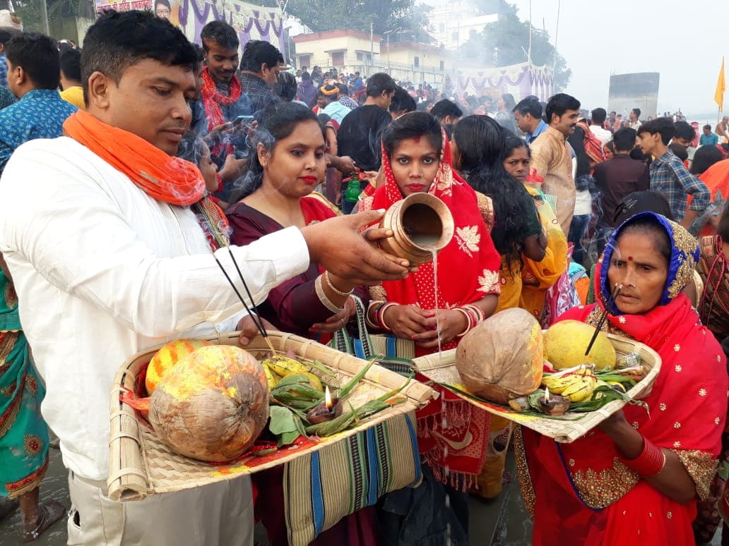 Chhath Puja 2020 : कोरोना पर भारी दिखी आस्था, उगते सूर्य को छठव्रतियों ने दिया अर्घ Chhath Puja 2020 : कोरोना पर भारी दिखी आस्था, उगते सूर्य को छठव्रतियों ने दिया अर्घ