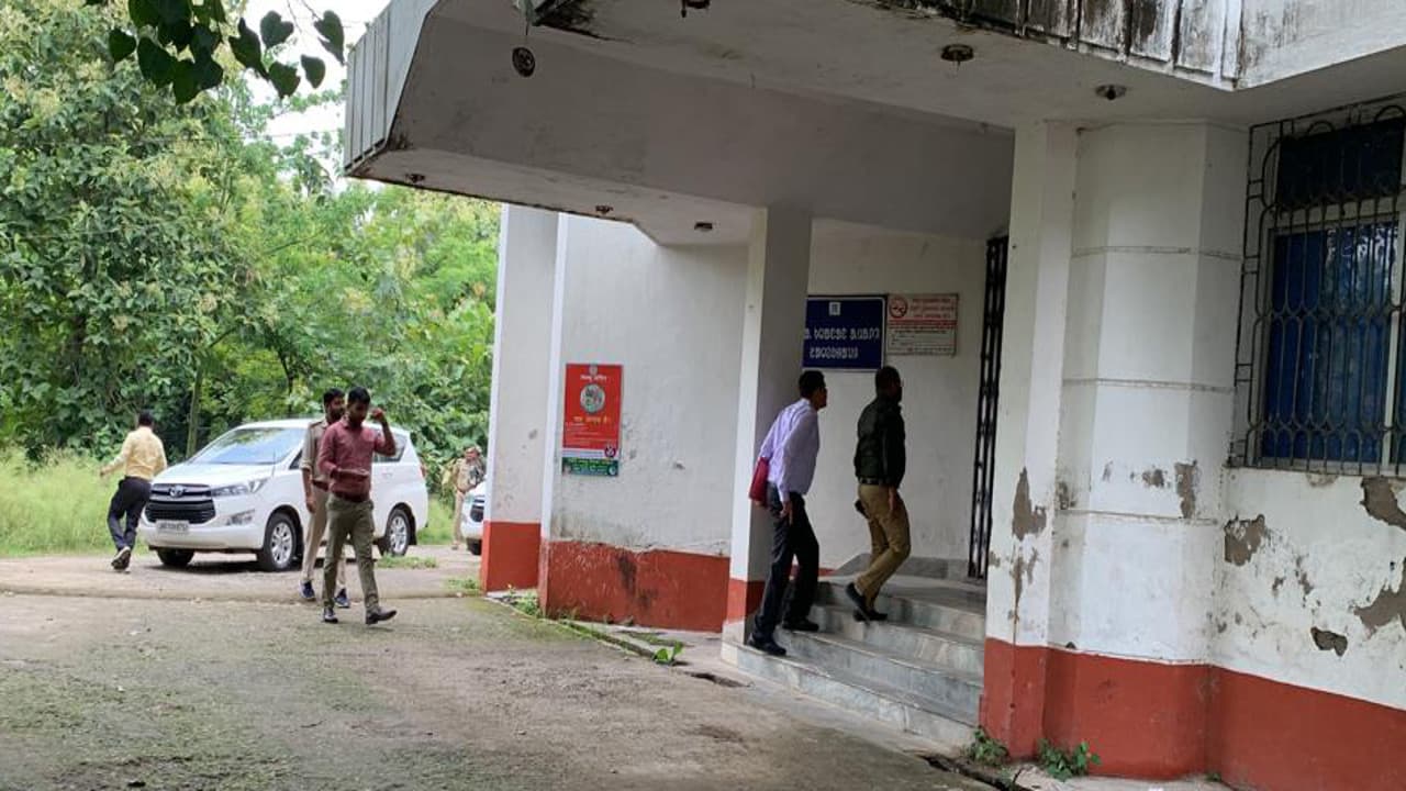 मनी लॉन्ड्रिंग मामले में ED की टीम दूसरे दिन साहिबगंज के DMO ऑफिस पहुंची, कर रही जांच पड़ताल