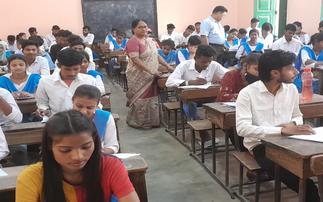 JAC 10th-12th Exam: मैट्रिक-इंटर परीक्षा का दूसरा दिन शांतिपूर्ण रहा, साहिबगंज डीसी ने लिया सेंटर्स का जायजा