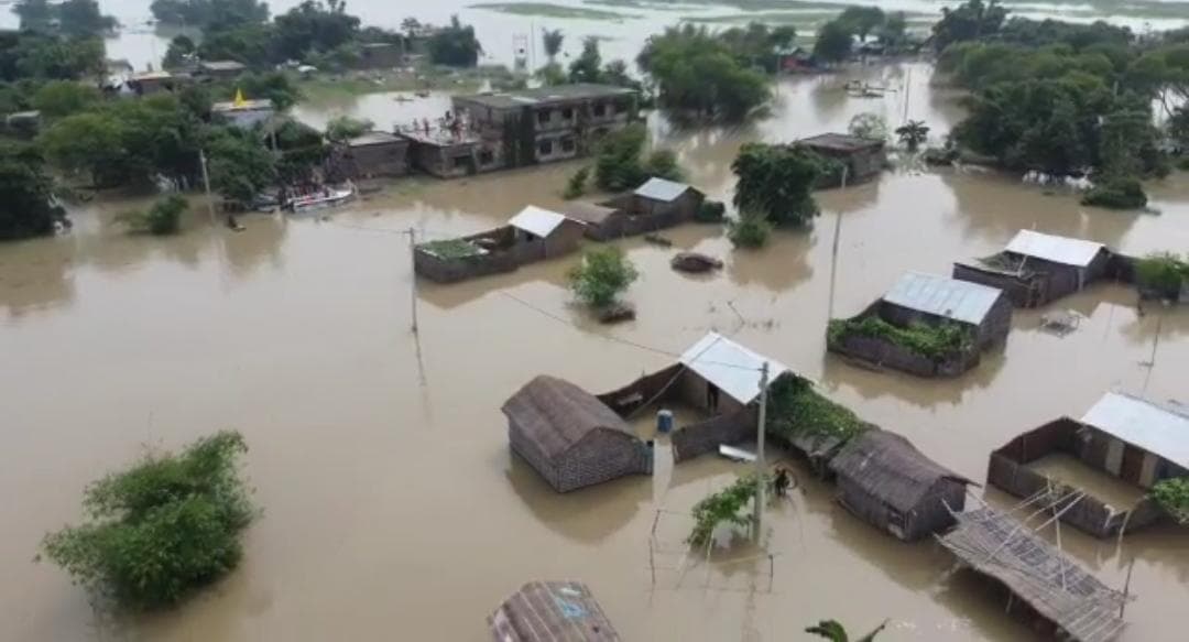 Flood in Bihar: गंडक नदी का जलस्तर घटने से कटाव तेज, रात भर तटबंध की निगरानी कर रहे अभियंता, दहशत में लोग