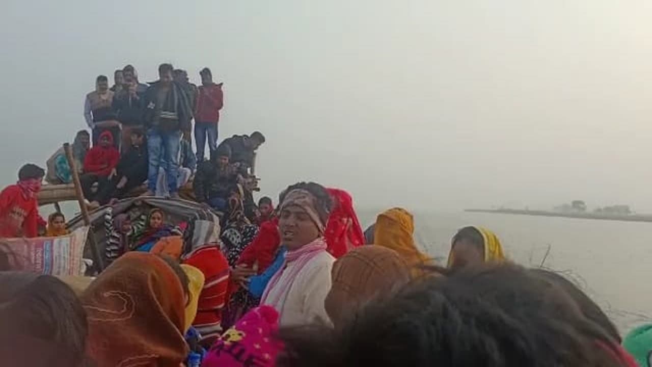 बंगाल से आ रही नाव झारखंड के साहिबगंज में गंगा में डूबने से बची, नाविक की सूझबूझ से बाल-बाल बचे यात्री