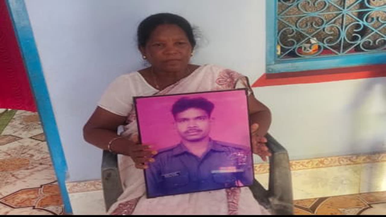 Kargil Vijay Diwas: साहिबगंज के शहीद जोनाथन मरांडी ने दुश्मनों को दिया था करारा जवाब, पत्नी को है गर्व Kargil Vijay Diwas: साहिबगंज के शहीद जोनाथन मरांडी ने दुश्मनों को दिया था करारा जवाब, पत्नी को है गर्व