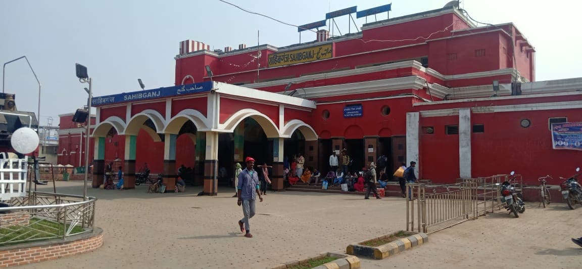 साहिबगंज स्टेशन पर वैकल्पिक व्यवस्था नहीं, यात्री परेशान