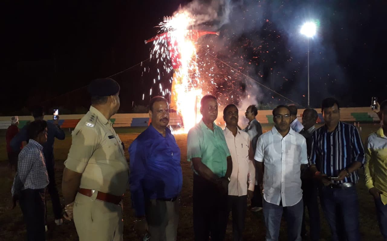 Vijayadashami 2022: बारिश भी नहीं रोक पायी रावण को जलने से, आतिशबाजी के बीच साहिबगंज में जल गया रावण