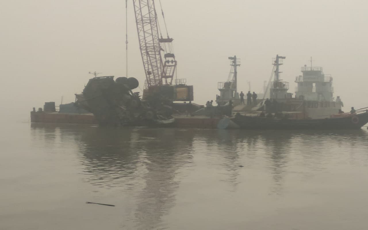 झारखंड: गंगा नदी में हुए जहाज हादसे में लापता ड्राइवर का सुराग नहीं, सोमवार को भी चलेगा रेस्क्यू ऑपरेशन