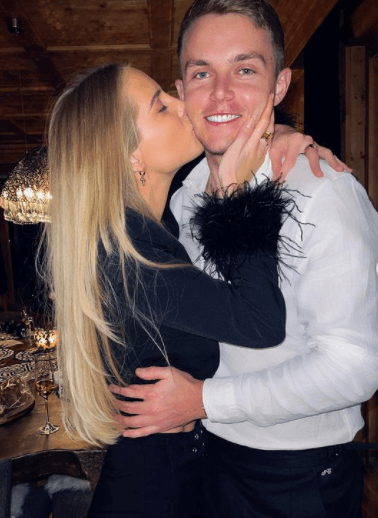 धोनी के चहेते ने अपनी गर्लफ्रेंड के साथ शेयर की बेहद रोमांटिक तस्वीरें, लोगों ने लुटाया जमकर प्यार