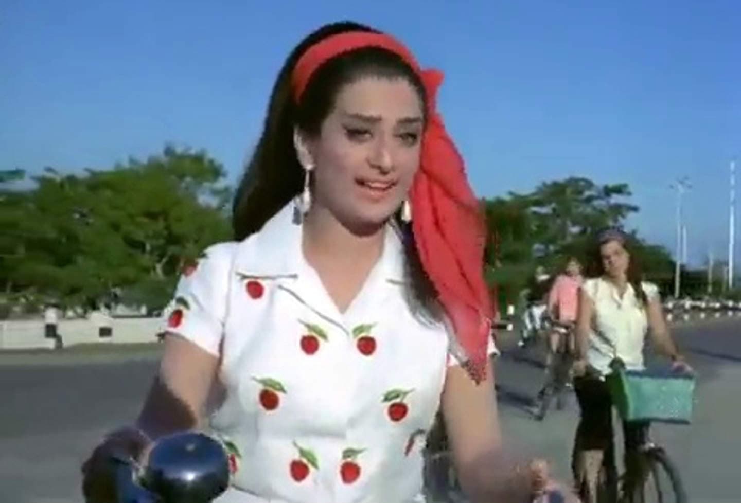 World Bicycle Day 2020 : सायरा बानो से लेकर सलमान खान ने साबित किया साइकिल है शान और फिटनेस की सवारी