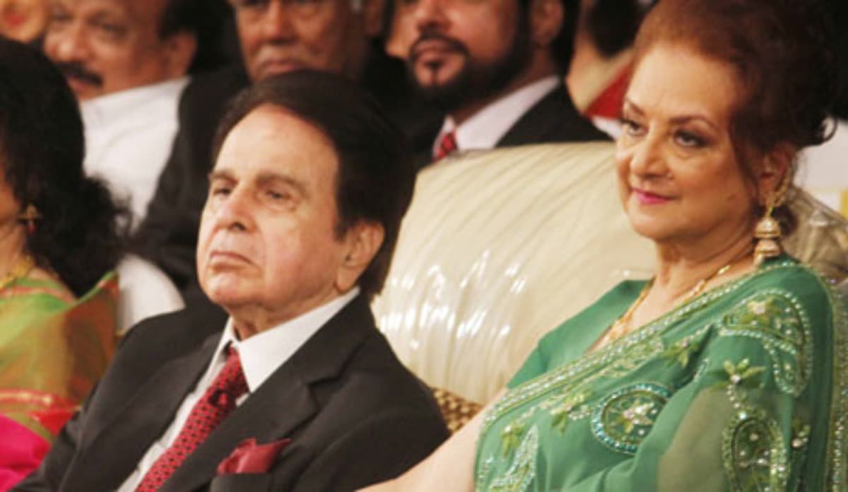 Dilip Kumar Death Anniversary: दिलीप साहब को यादकर भावुक हुई सायरा बानो, कहा-तकिए से दबा लेती हूं...