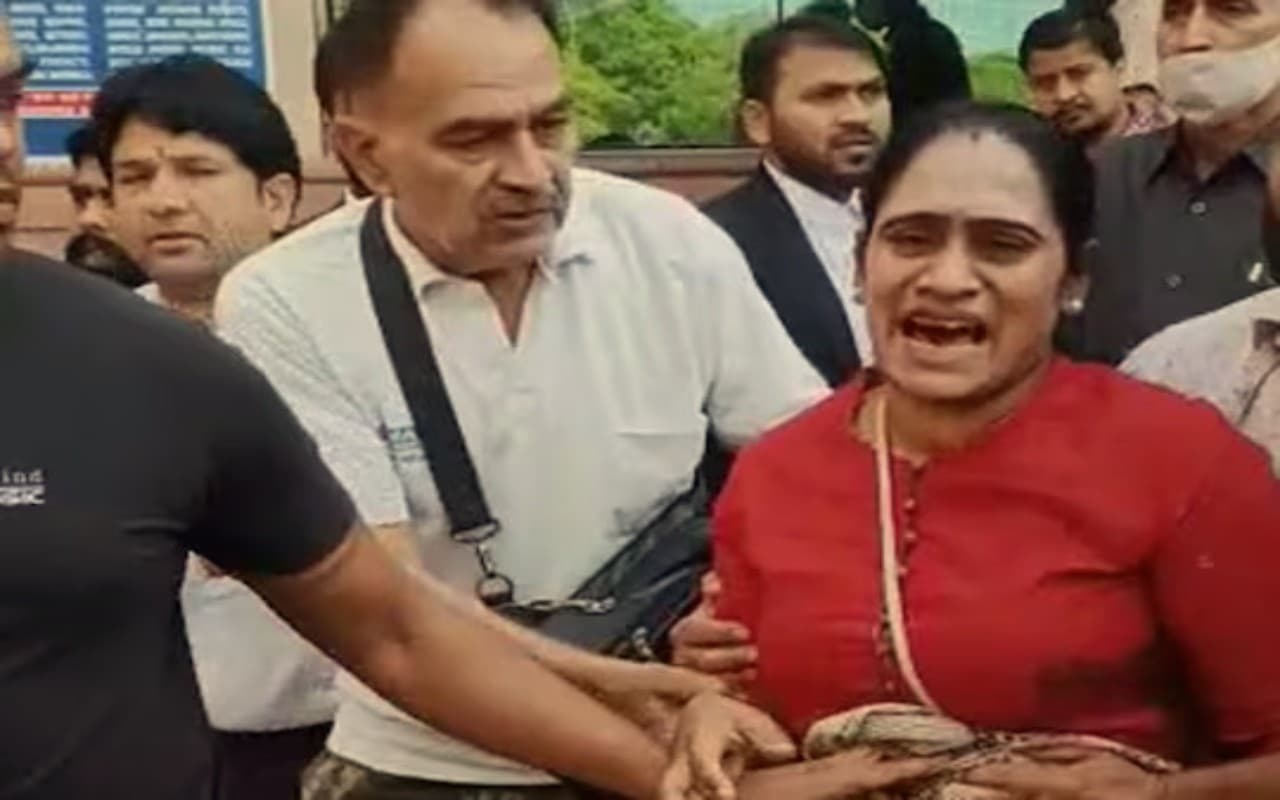 Saket Court Firing: 14 दिनों की न्यायिक हिरासत पर भेजा गया मुख्य आरोपी कामेश्वर सिंह, हथियार भी बरामद