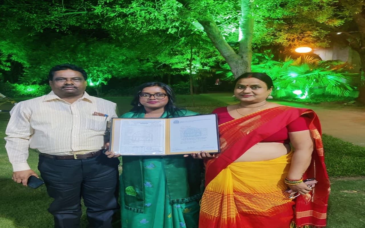 IIM Ahmedabad: झारखंड आंदोलनकारी बेनीलाल की बेटी साक्षी का कैंपस सेलेक्शन, दीक्षांत समारोह में मिला अवार्ड IIM Ahmedabad: झारखंड आंदोलनकारी बेनीलाल की बेटी साक्षी का कैंपस सेलेक्शन, दीक्षांत समारोह में मिला अवार्ड