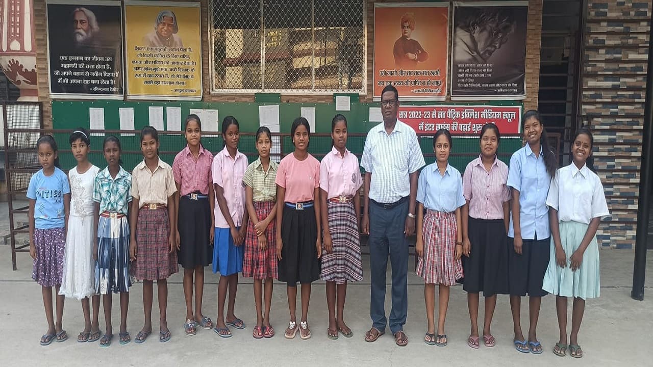 फीफा अंडर-17 महिला विश्व कप : गुमला की बेटियों का दिखेगा दम, गरीबी ऐसी कि खुले में शौच जाने को हैं मजबूर