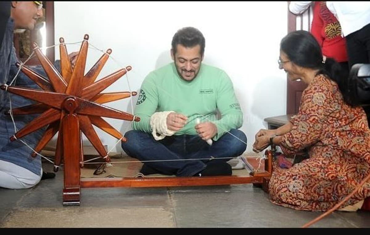 'अंतिम' की रिलीज के बाद साबरमती आश्रम पहुंचे सलमान खान, चलाया चरखा, देखें PHOTOS