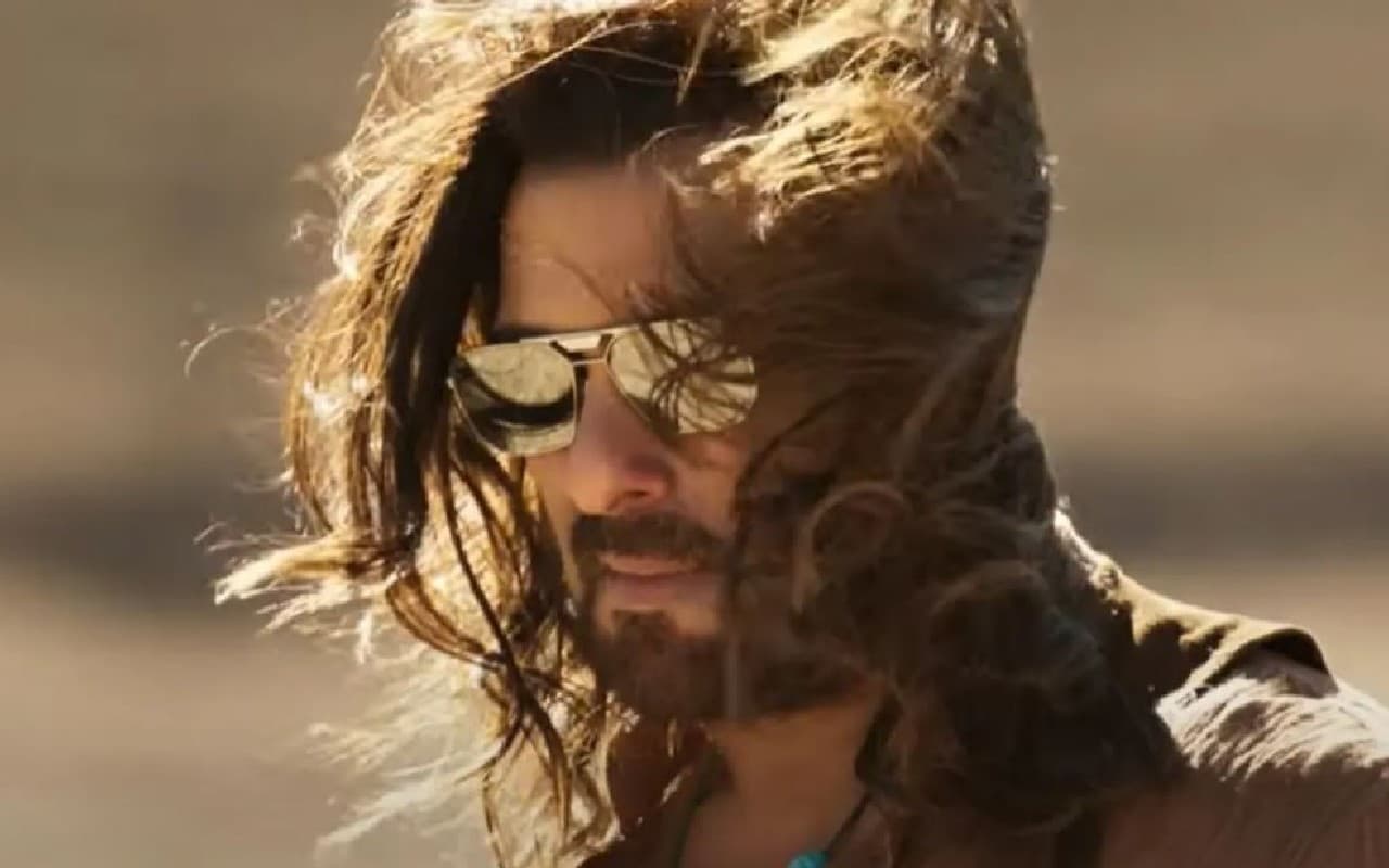 सलमान खान बुलेटप्रूफ लैंड क्रूजर एसयूवी से पहुंचे एयरपोर्ट, कार की कीमत जानकर हो जायेंगे हैरान, VIDEO