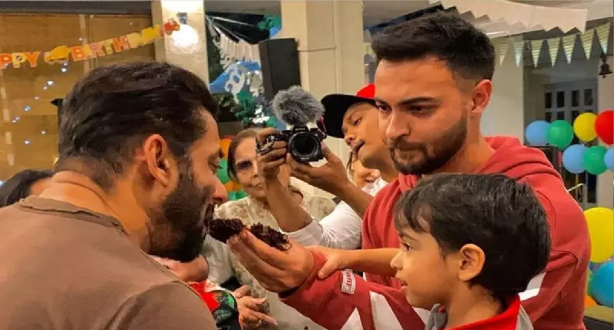 सलमान खान ने ऐसे मनाया भांजे आहिल का बर्थडे, फैंस को दिखाया बर्थडे सेलिब्रेशन की एक झलक