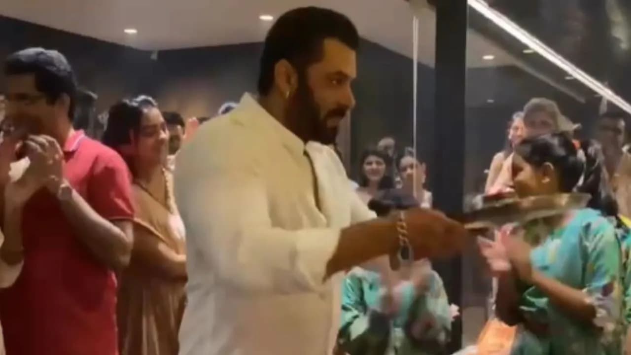 Ganesh Chaturthi 2022: गणपति बप्पा की पूजा में मग्न दिखे सलमान खान, अर्पिता के घर पर की आरती, VIDEO VIRAL