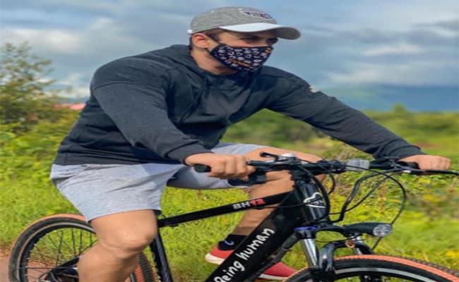 सलमान खान ने चलाई साइकिल तो हो गए ट्रोल, फैंन्स बोले फुटपाथ पर मत चलाना भाई