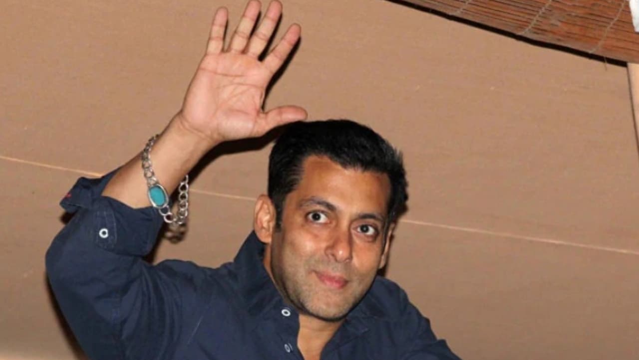 Salman Khan Bracelet: सलमान खान के फिरोजा स्टोन ब्रेसलेट के पीछे है शॉकिंग कहानी! जानें किसने किया था गिफ्ट Salman Khan Bracelet: सलमान खान के फिरोजा स्टोन ब्रेसलेट के पीछे है शॉकिंग कहानी! जानें किसने किया था गिफ्ट