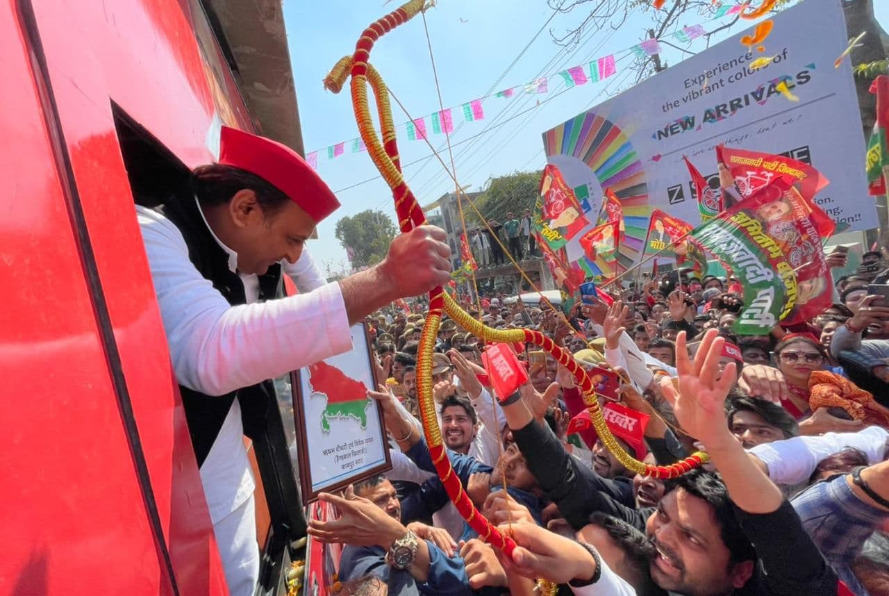 UP Chunav: कानपुर में अखिलेश यादव के रोडशो में फूलों की बारिश, बाबा अंबेडकर की तस्वीर और धनुष का दिखा मेल
