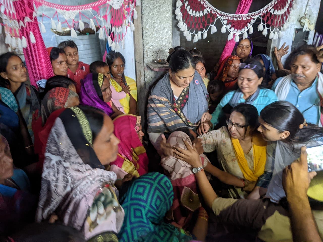 Lakhimpur Kheri: सपा नेता जूही सिंह पहुंची पीड़ित परिवार से मिलने, सुरक्षा, आर्थिक मदद की मांग