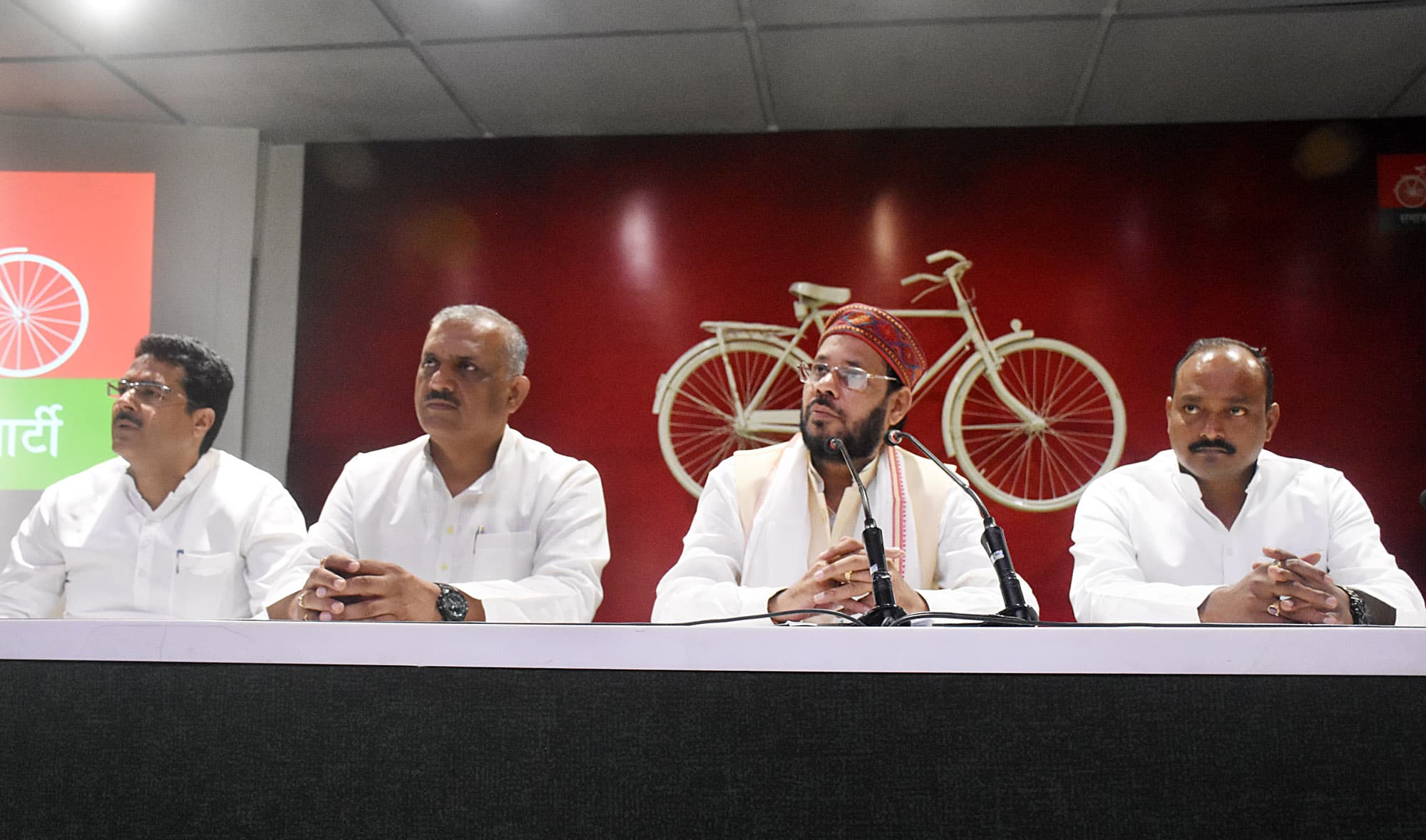 विधानसभा सत्र से ठीक पहले समाजवादी पार्टी की 'धरना' पॉलिटिक्स, जानें क्या है रणनीति?