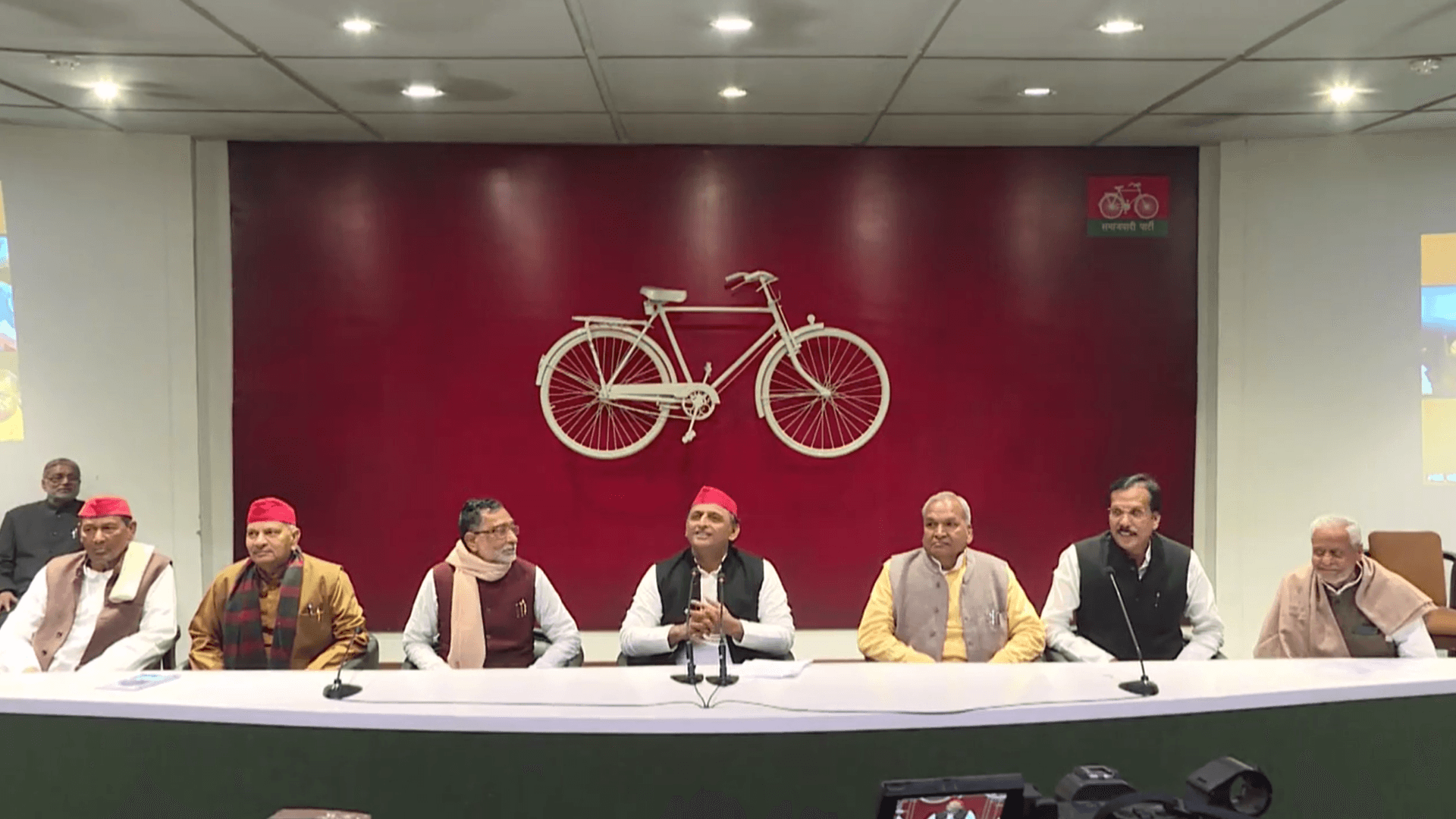 Income Tax Raid: तीसरे दिन भी सपा प्रमुख अखिलेश यादव के करीबियों के घर जांच जारी, राजनीतिक माहौल गर्म