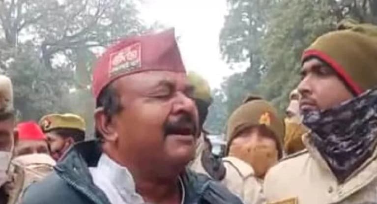 UP Election 2022: सपा नेता ने पार्टी कार्यालय के सामने की खुदकुशी की कोशिश, टिकट न मिलने से थे नाराज