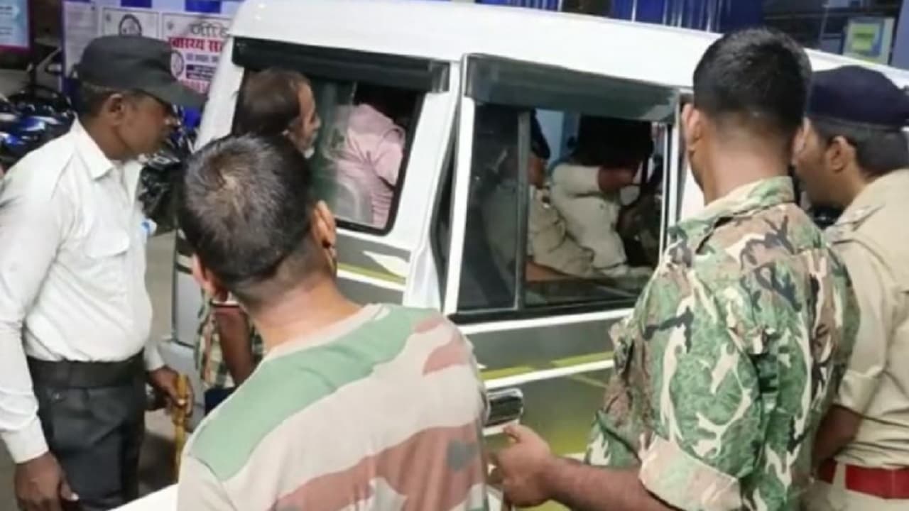 बिहार: समस्तीपुर में शराब कारोबारियों ने उत्पाद विभाग की टीम को दौड़ा-दौड़ाकर पीटा, पत्थरबाजी में सिपाही घायल