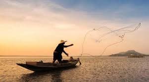 लॉकडाउन के कारण मछुआरे नहीं जा पा रहे हैं घर, नाव पर ही बीत रही है जिन्दगी