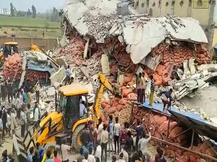 संभल कोल्ड स्टोरेज हादसा, 14 मजदूरों की मौत, सिसकियों में डूबा गांव, शव पहुंचते ही दहाड़ मारकर रोने लगे परिजन