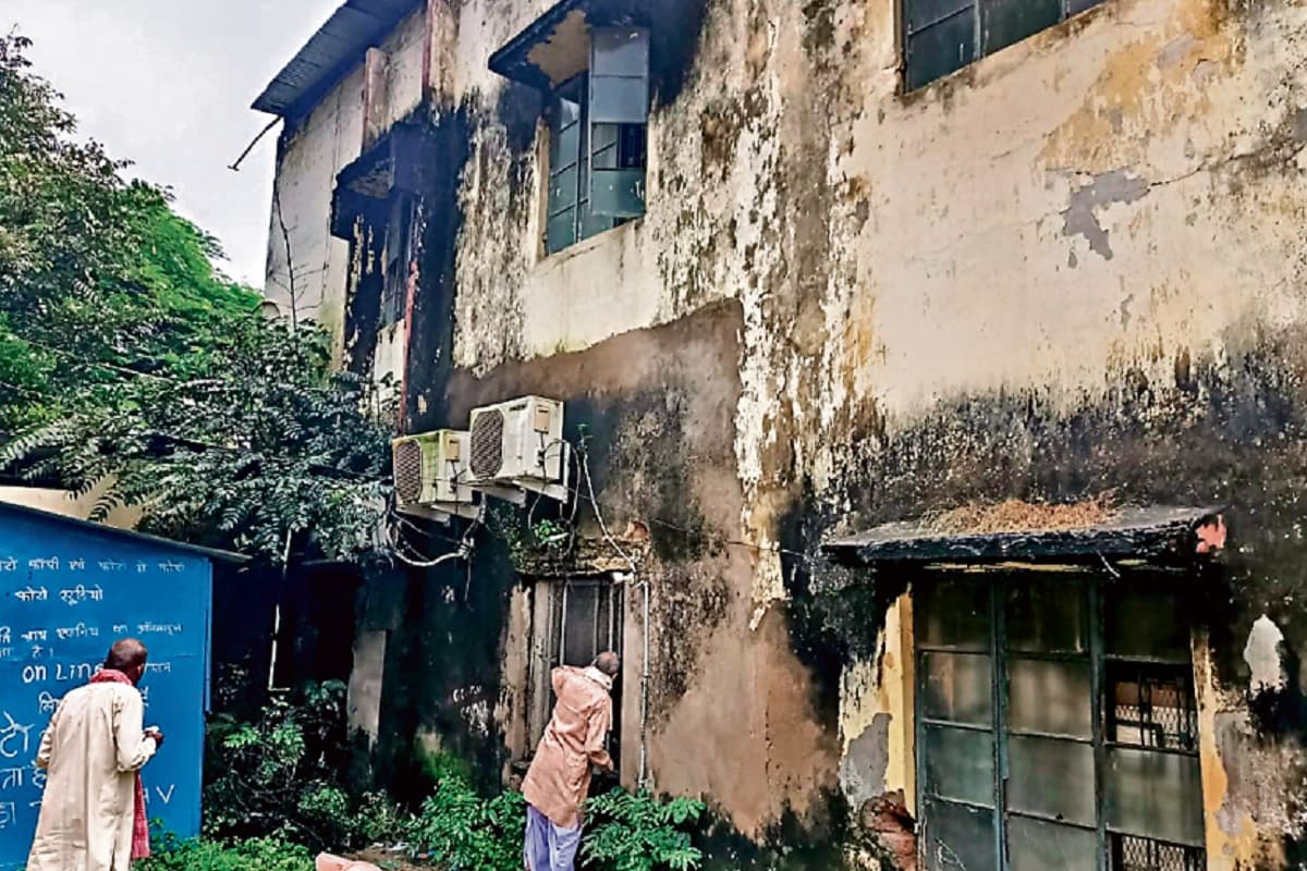 गुमला: कंडम घोषित पुराना समाहरणालय भवन में चल रहे हैं कई कार्यालय