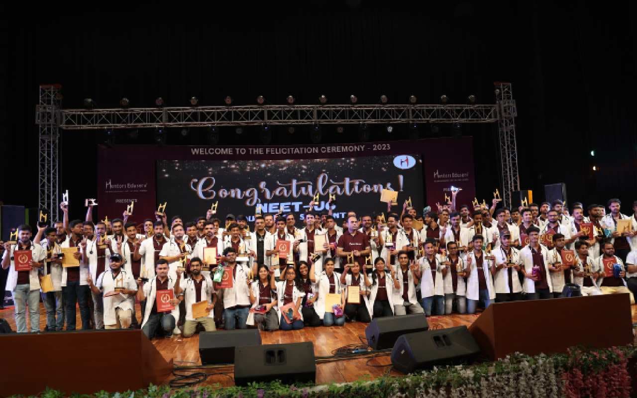 उद्योग मंत्री ने सफल विद्यार्थियों को सम्मानित किया