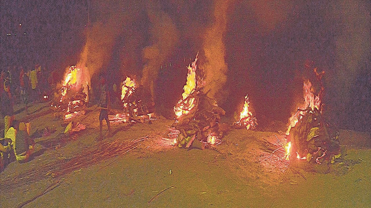 भागलपुर ब्लास्ट: एक साथ हुआ 14 शवों का अंतिम संस्कार, स्ट्रेचर से उतरकर पिता-भाई को जख्मी ने दी मुखाग्नि