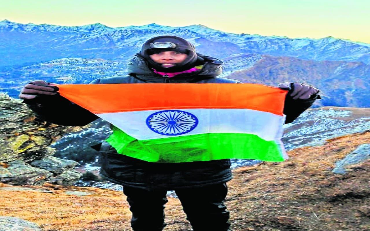 केदारकंठा ट्रैक की चोटी पर रांची की संताेषी, 19,500 फीट की ऊंचाई पर फहराया तिरंगा