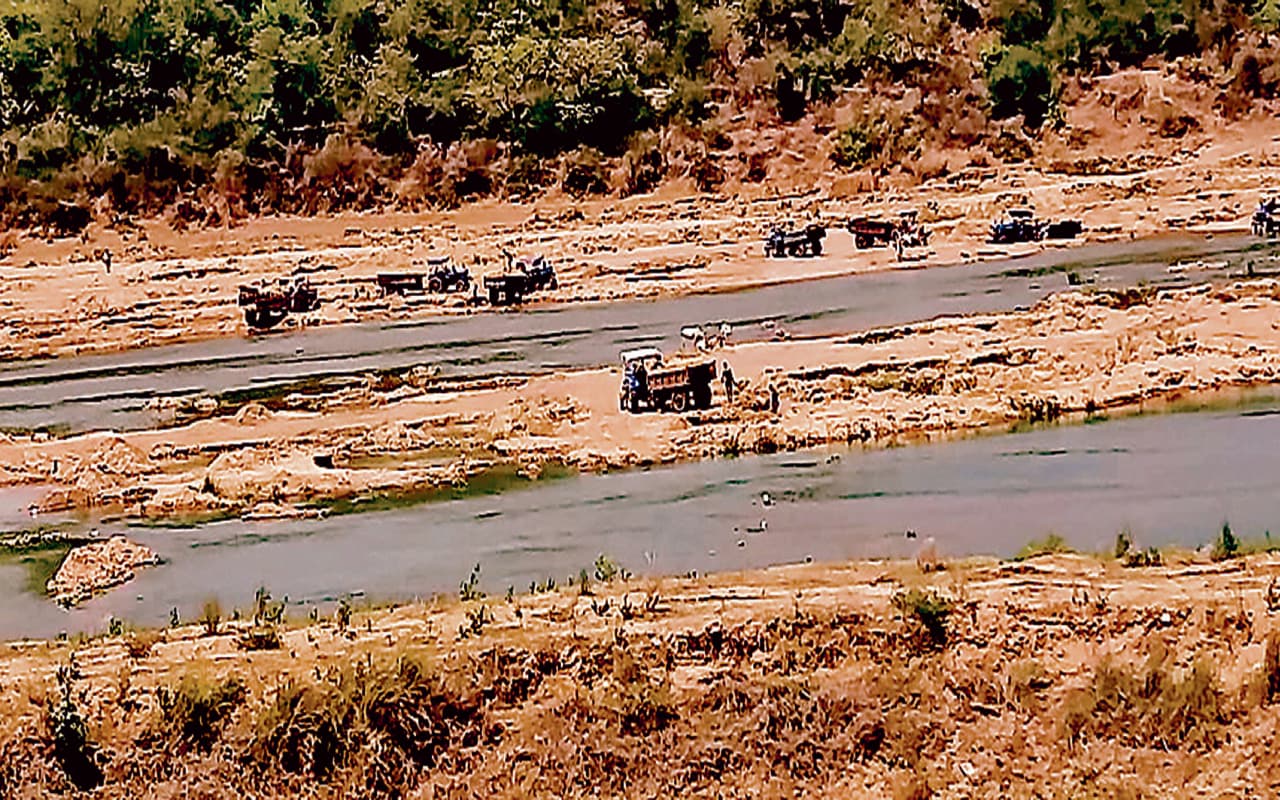एनजीटी की है रोक, फिर भी रोज धनबाद की नदियों से माफिया कर रहे बालू का उठाव