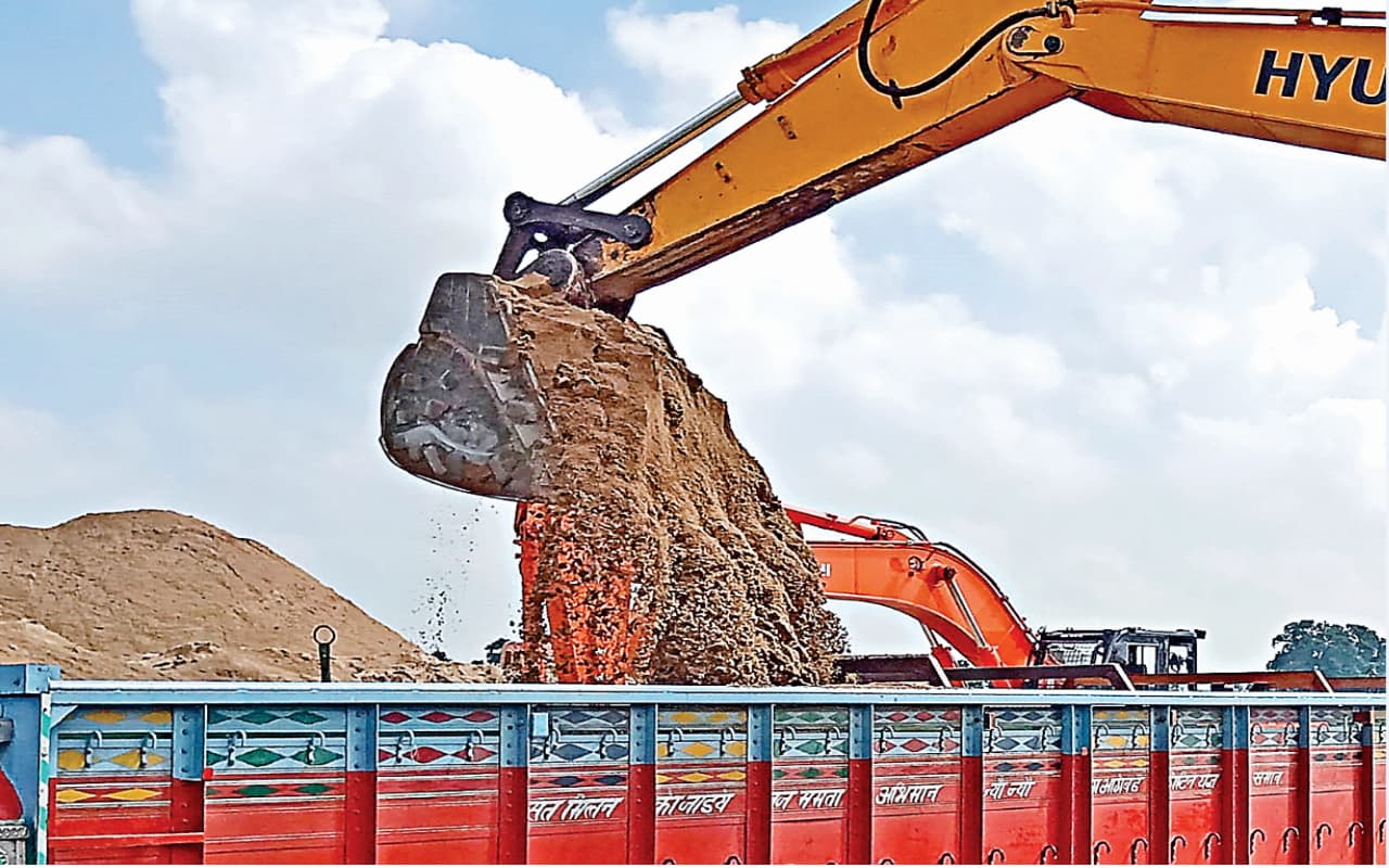 झारखंड की बालू उठा रहे ओडिशा के लीजधारक, गरीब परेशान और माफिया हो रहे मालामाल