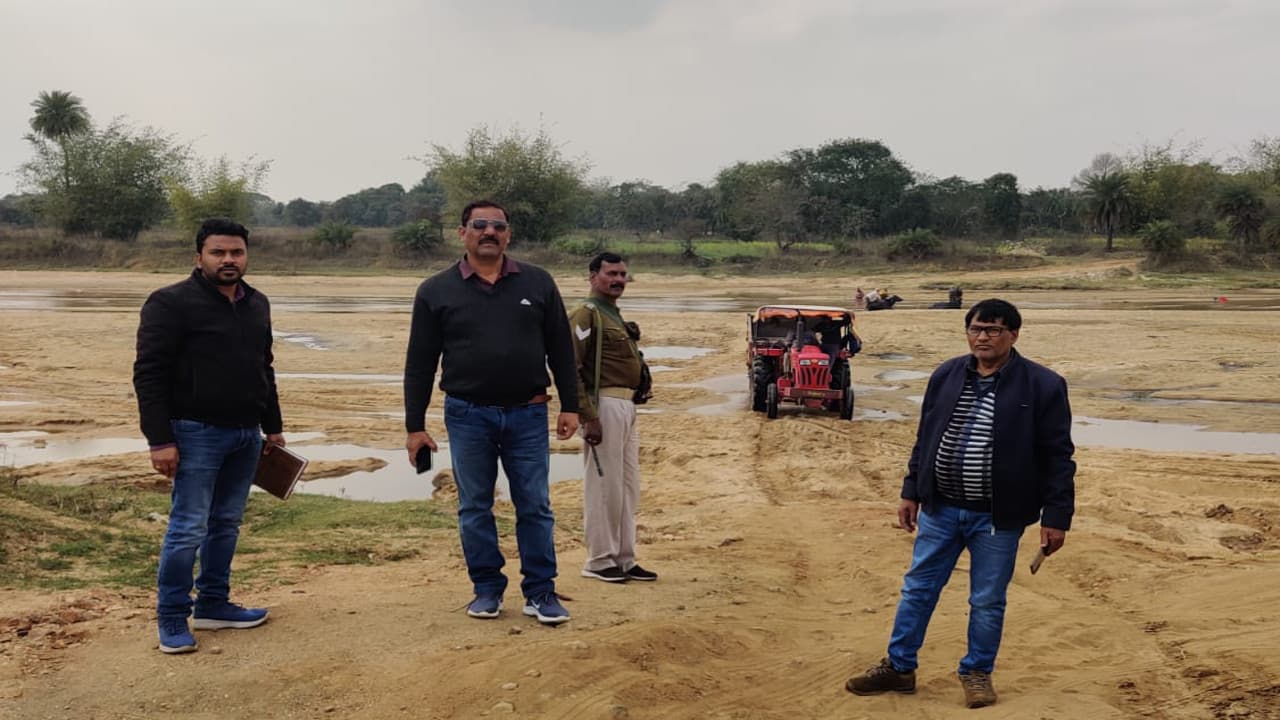 जयनगर में खनन विभाग का छापा, पांच ट्रैक्टर जब्त, बालू घाटों की नहीं हुई नीलामी, फिर भी हो रही अवैध सप्लाई