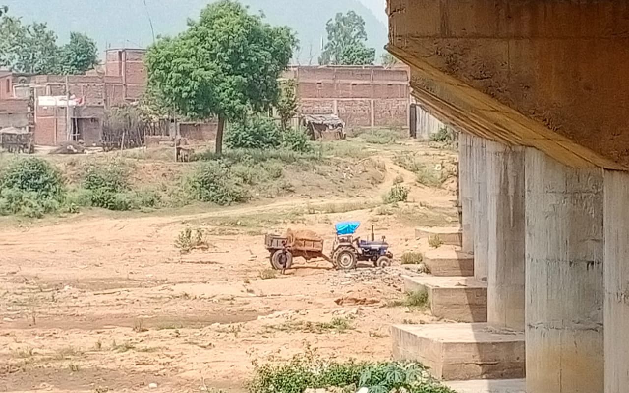 झारखंड में रोक के बावजूद बालू का खेल जारी, पुलिस से बचने के लिए गली-मोहल्ले वाली सड़कों पर दौड़ रही गाड़ियां