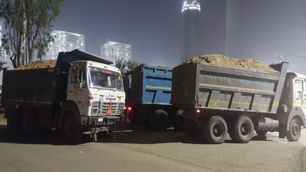 मधेपुरा में पुलिस ने एक ही नंबर के दो हाइवा को किया जब्त, डीटीओ से कार्रवाई जा रही जांच