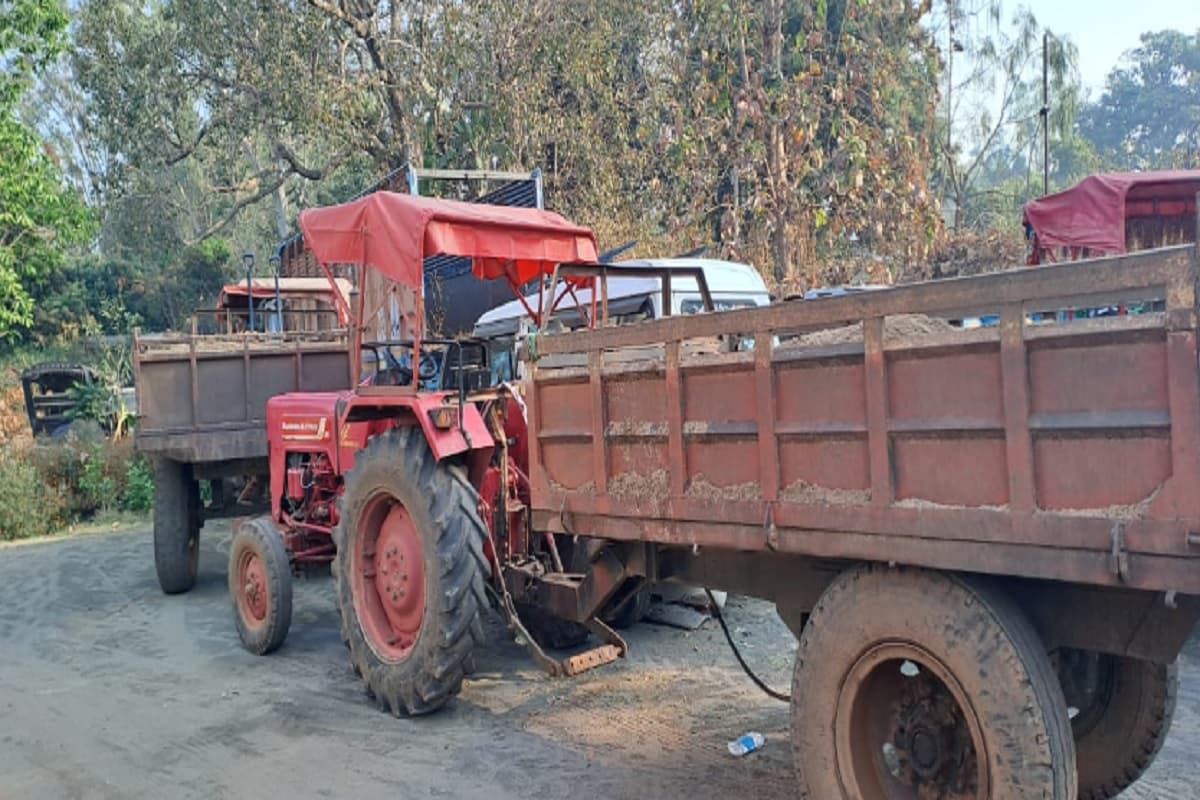बालू के अवैध खनन पर लोहरदगा प्रशासन का चला चाबुक, आठ ट्रैक्टर जब्त, कई हिरासत में