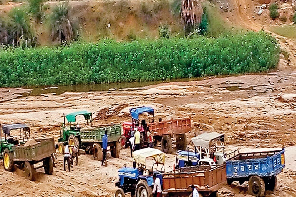 बिहार : अवैध बालू खनन के खिलाफ कार्रवाई में तीन माफिया गिरफ्तार, मुख्य सरगना फरार, पिस्टल और गोलियां बरामद